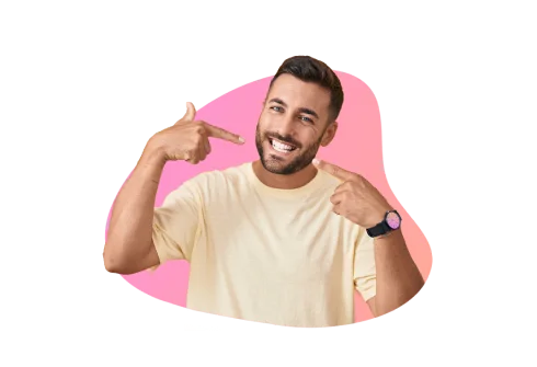 בחור מחייך